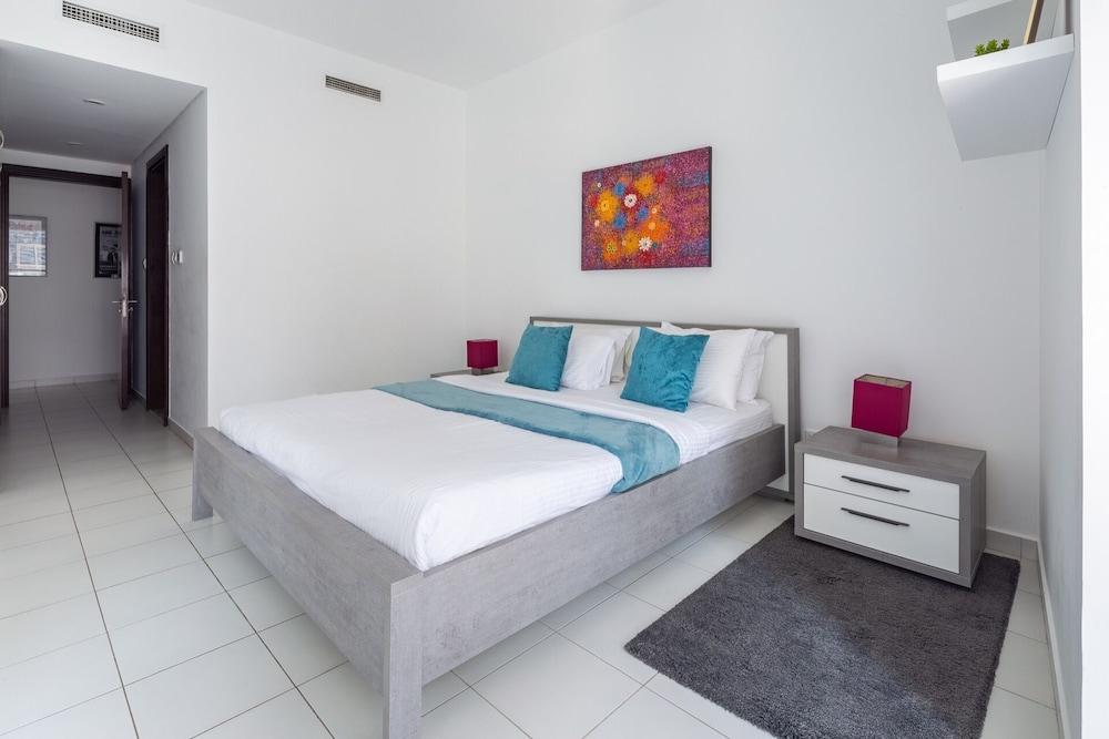 شقة عصرية مضيئة مكوّنة من غرفتَي نوم وإطلالات على دبي مارينا! غرفة