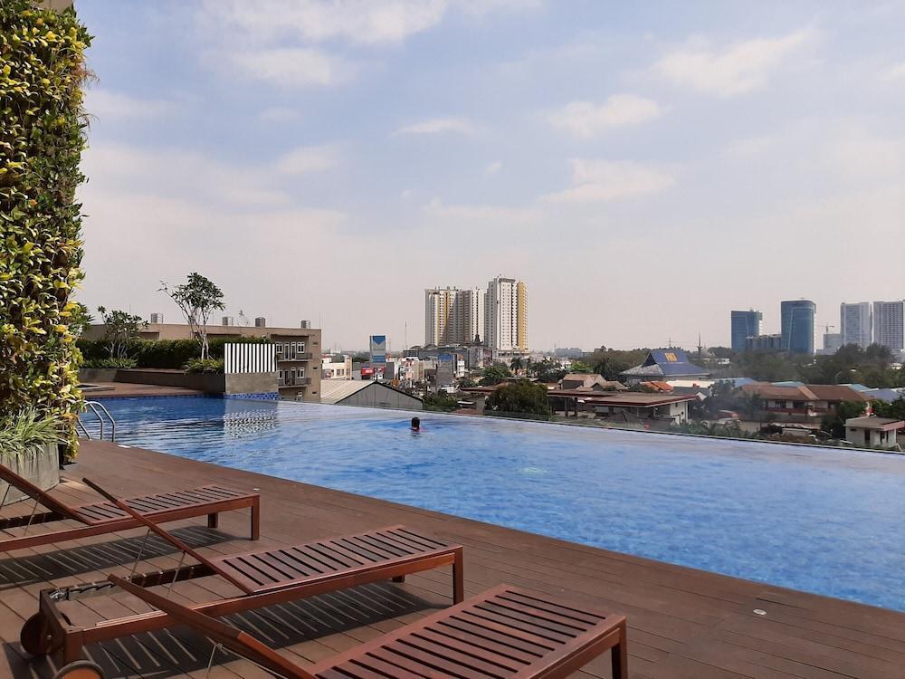 Cozy and Functional Studio Apartment at Springwood Residence Outdoor Pool