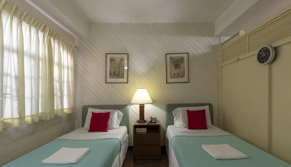 Broadway Court Apartelle