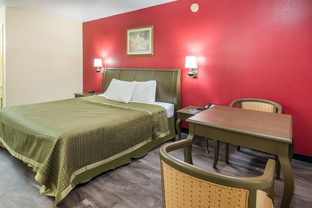 Rodeway Inn Room