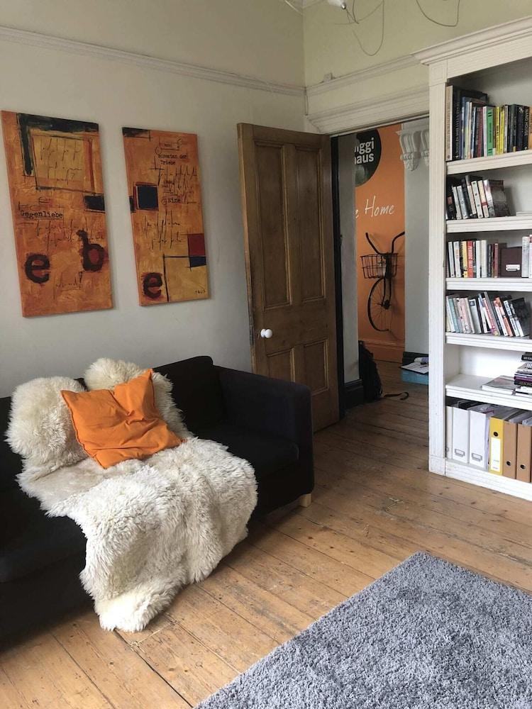 Higgihaus at Hampton Whole House 6 Bed