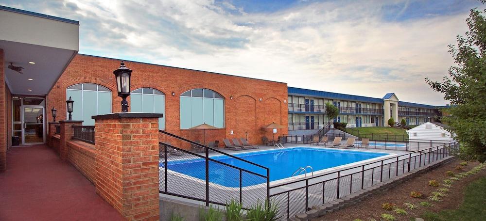 دايز إن باي ويندام بلاكسبرج كونفرنس سنتر حمام سباحة مكشوف