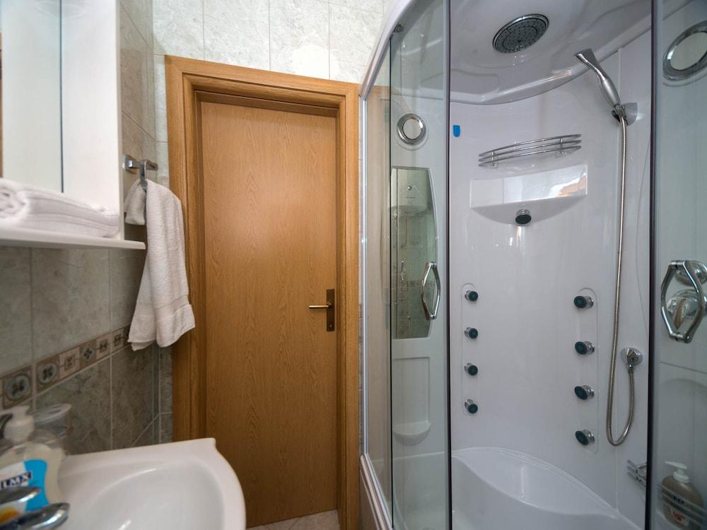 هوليداي هومز سني هيل حمام