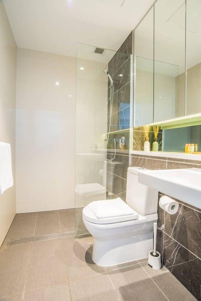 Minimalism Modern Apartment With Water View Bathroom