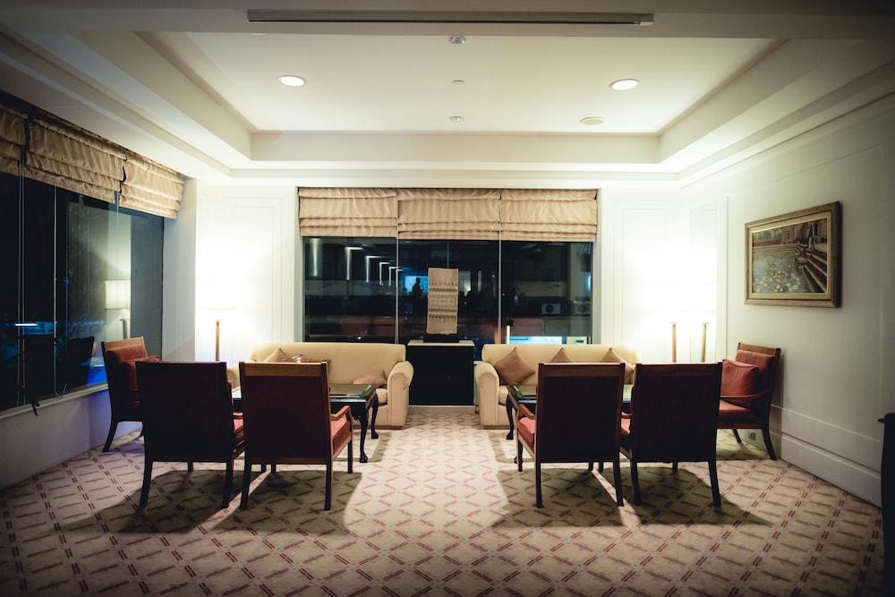 ذا جرايت ديوك فنوم بين منطقة الانتظار في الردهة