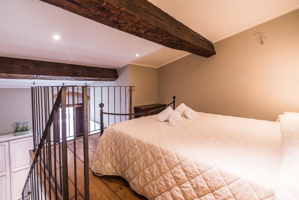 A Few Steps to The Duomo Upscale 2BD Apt Room