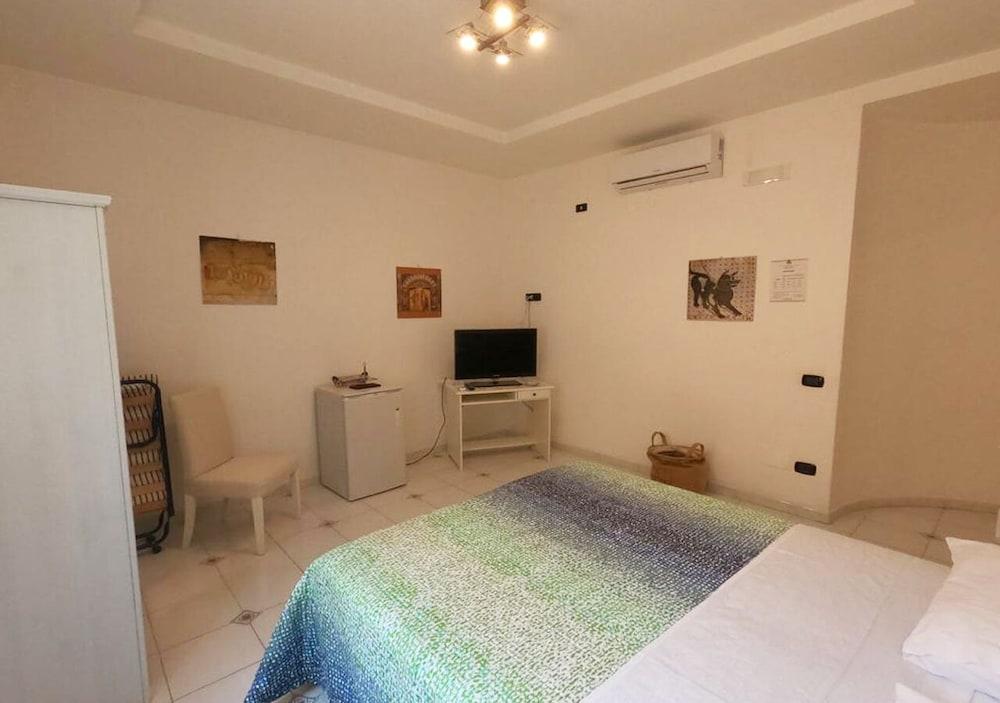 ميس إميلي فيسوف و بي آند بي غرفة