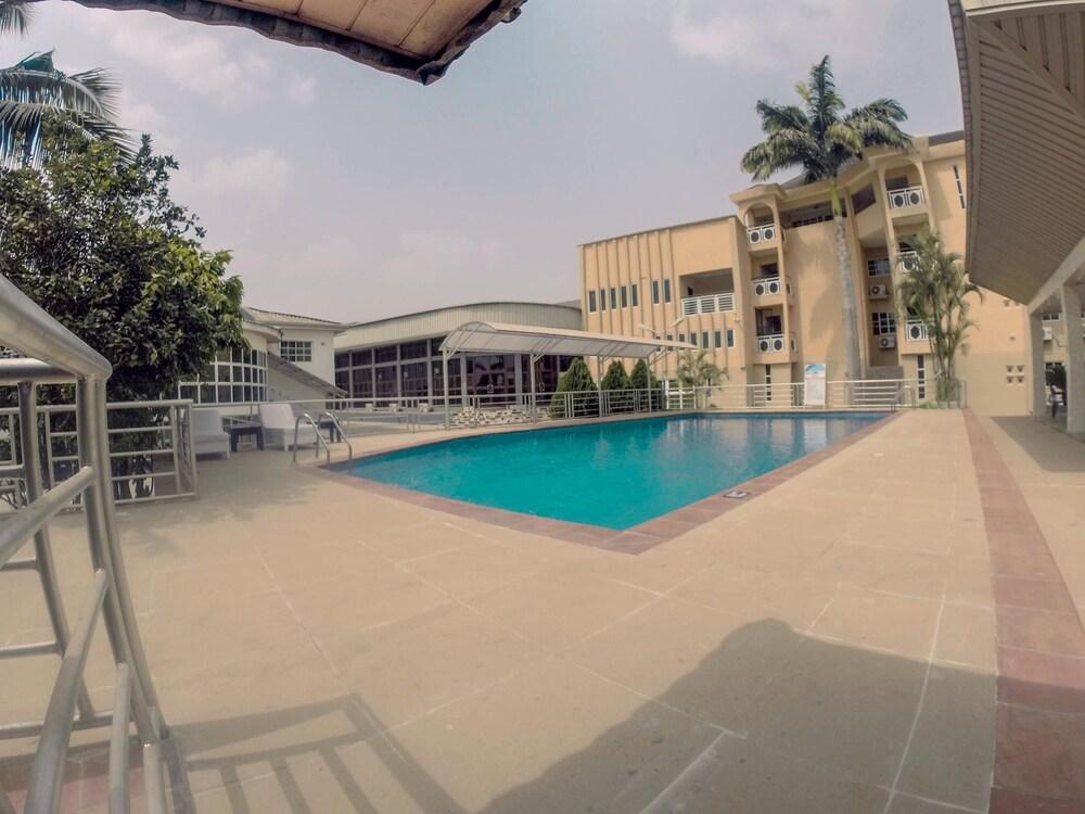 كوزموس سيتي سويتس آند أبارتمنتس حمام سباحة مكشوف