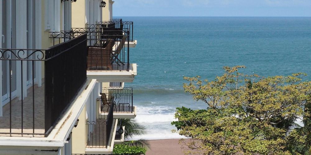 Acqua Residences Exterior