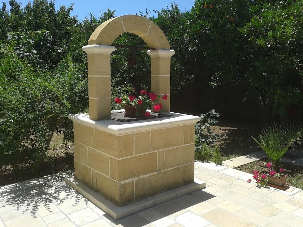 فيلا جلوريا بد آند بريكفاست تفاصيل الفندق من الخارج