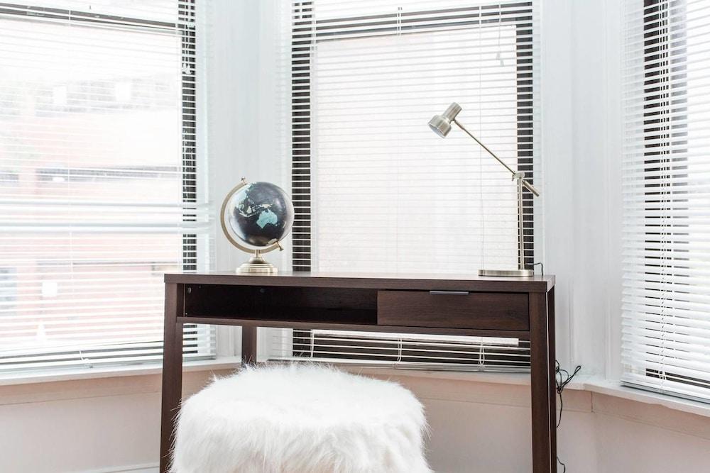 ليف لايك إيه لوكال - داونتاون 3 بد روم جيم غرفة