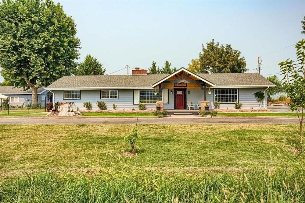 رايسينج هورس رانش ويذ أنليميتيد جولف الصورة الأساسية