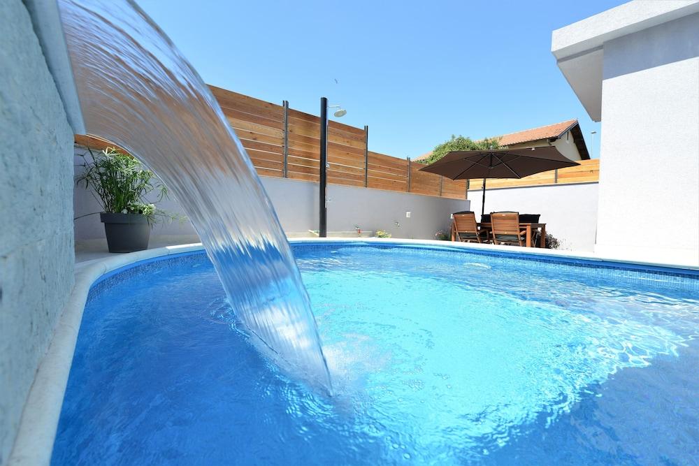 فيلا مكونة من شقتين، بوباندروك في زادار زحليقة مائية