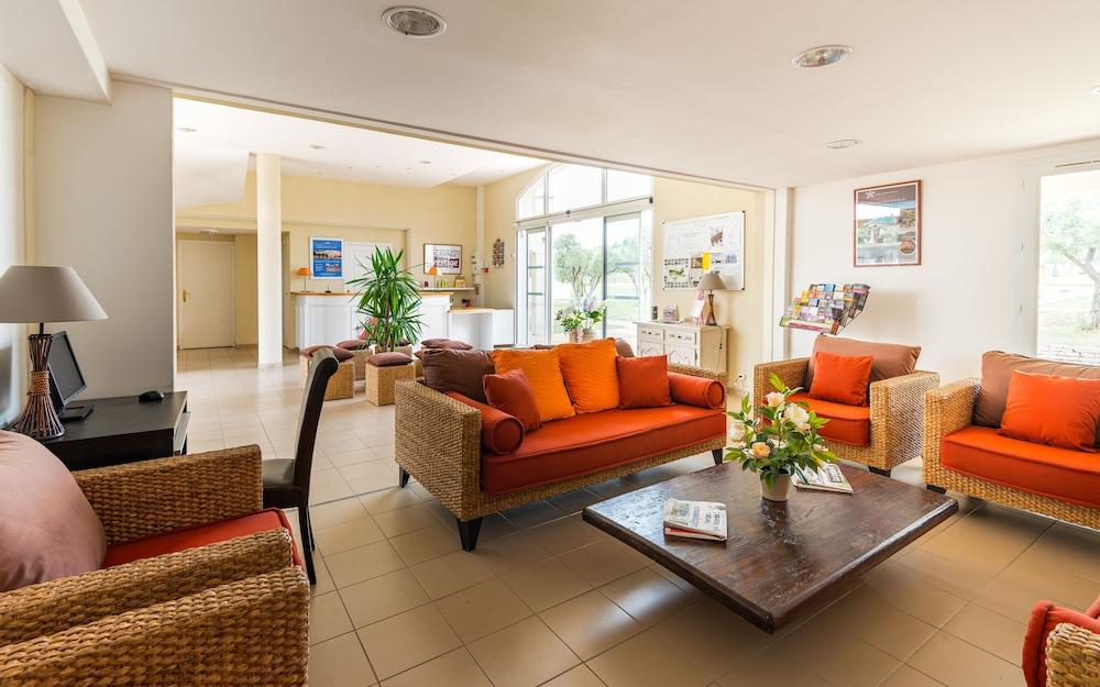 ريزيدنس لاجرانج فاكانس لو دومين دو بورجاك منطقة الجلوس في الردهة