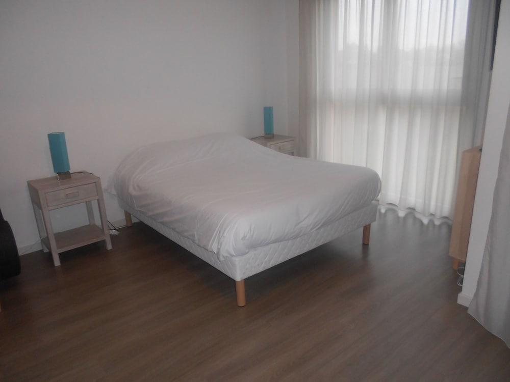 زيناو أبارت أوتل - إيزير