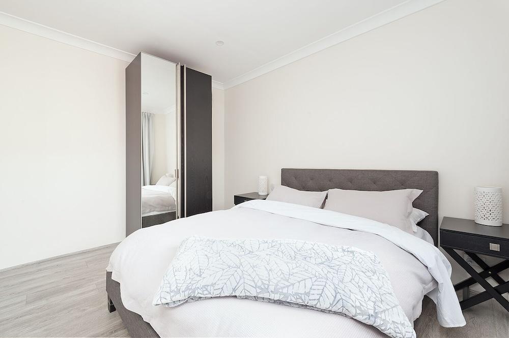 كومفي آند كونفينيانت هوم بوش ويست غرفة