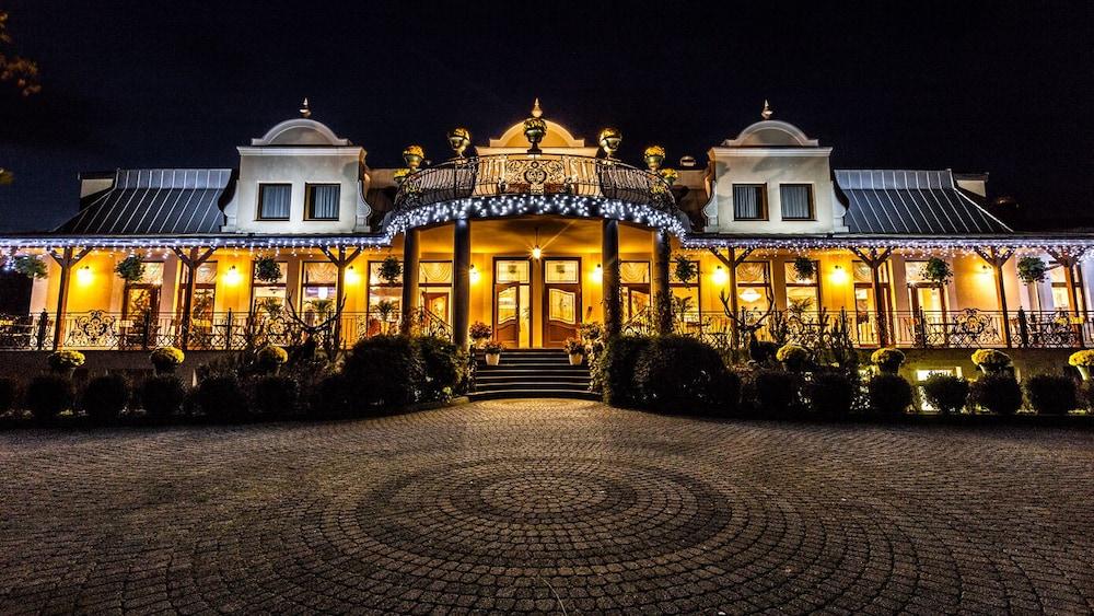 ليسنا بيرلا - ريستورانت آند هوتل