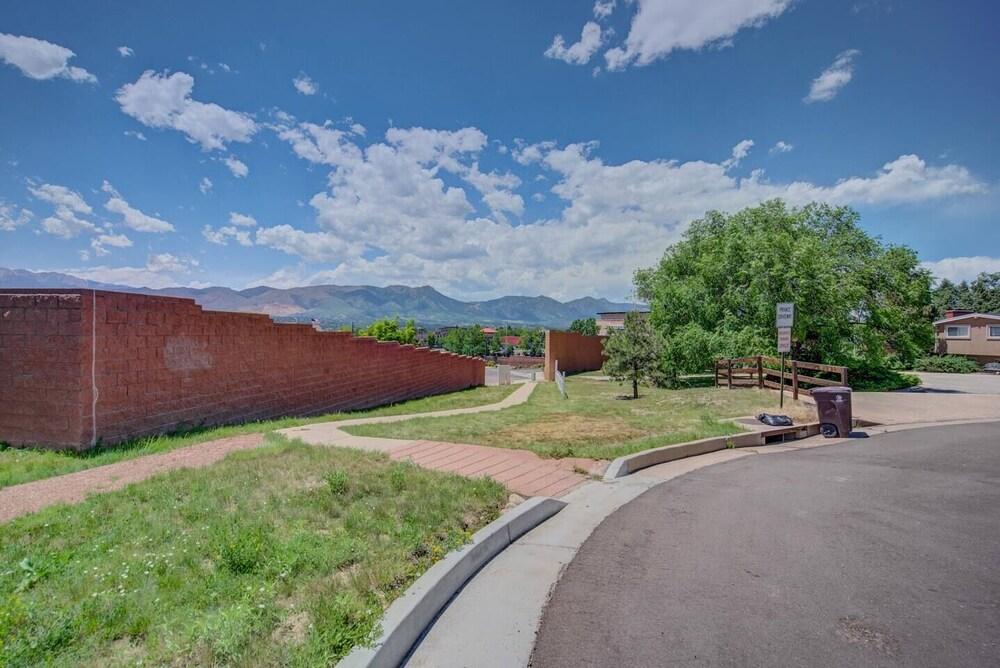 جاردن ليفل بيرفيكت هوت تب فاير بيت آند مور! المنطقة المحيطة بالمنشأة