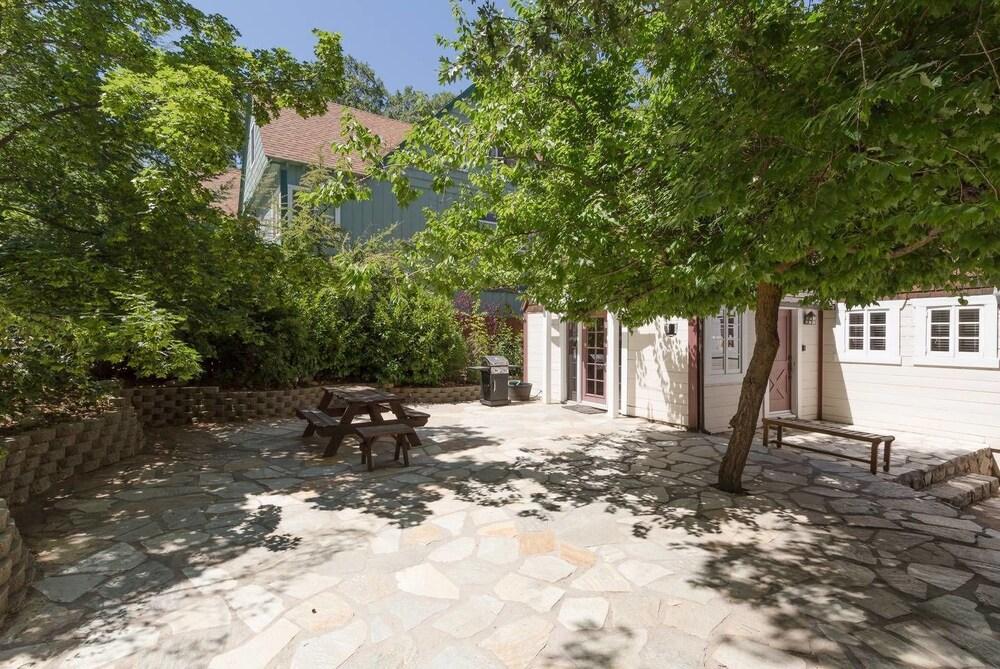 كرافتسمان كابين، جرانيت، ستينليس ستيل، هوليداي هوم 3 المنطقة المحيطة بالمنشأة