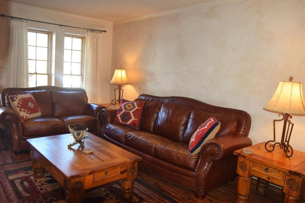 Claim_jumper_townhouse_16