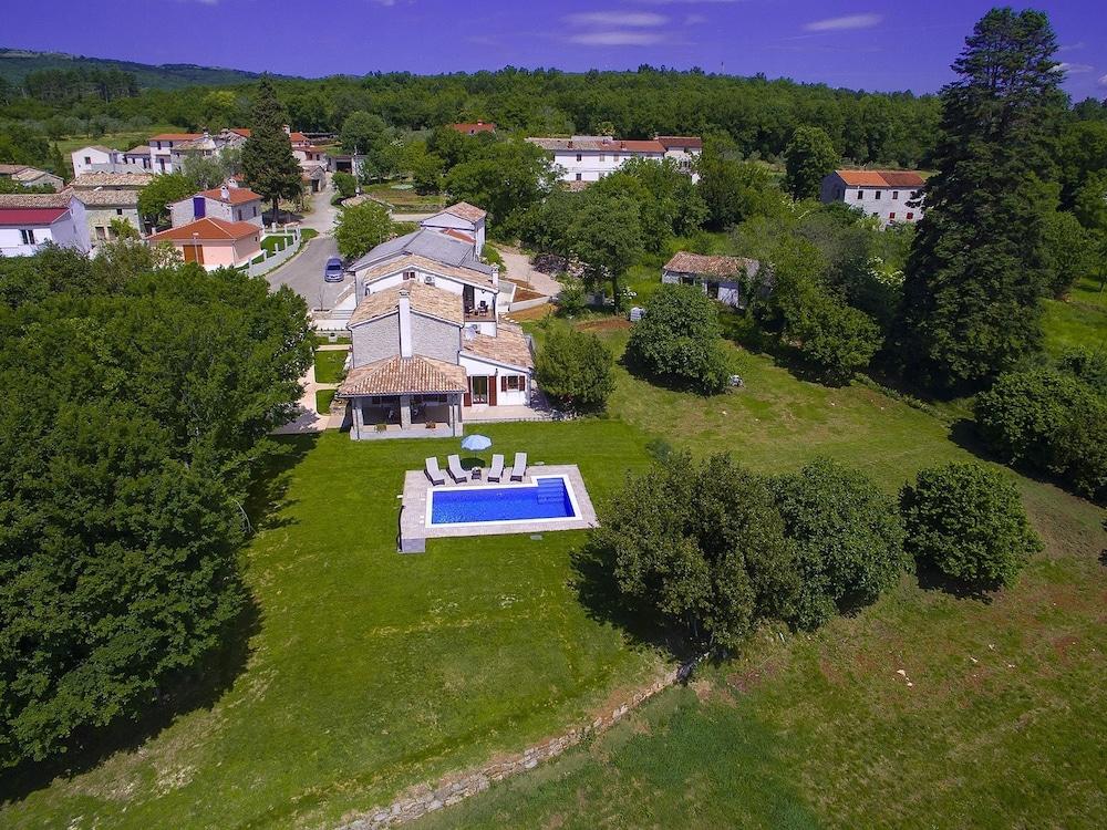 أوثينتيك فيلا ويذ سويمينج بول، لارج جاردن آند سبيكتاكولار فيو نير بوزيت المنطقة الخارجية