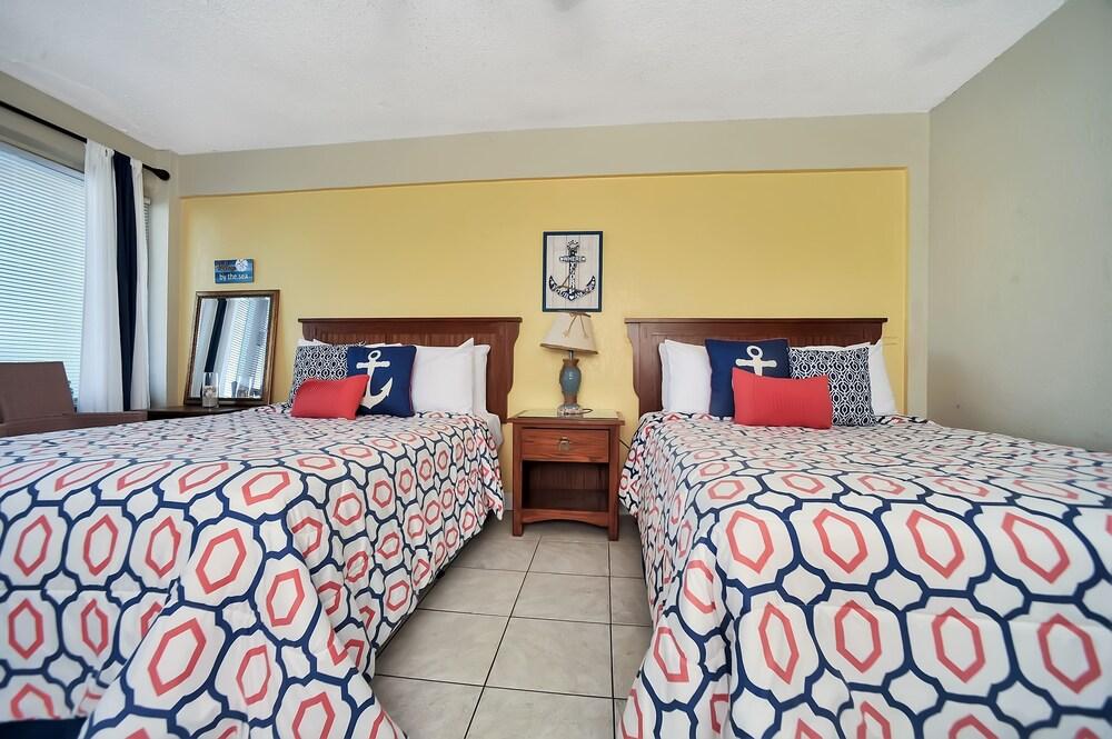 3rd Story Ocreanfront Studio W/views And A Pool 1 Bedroom Apts Room