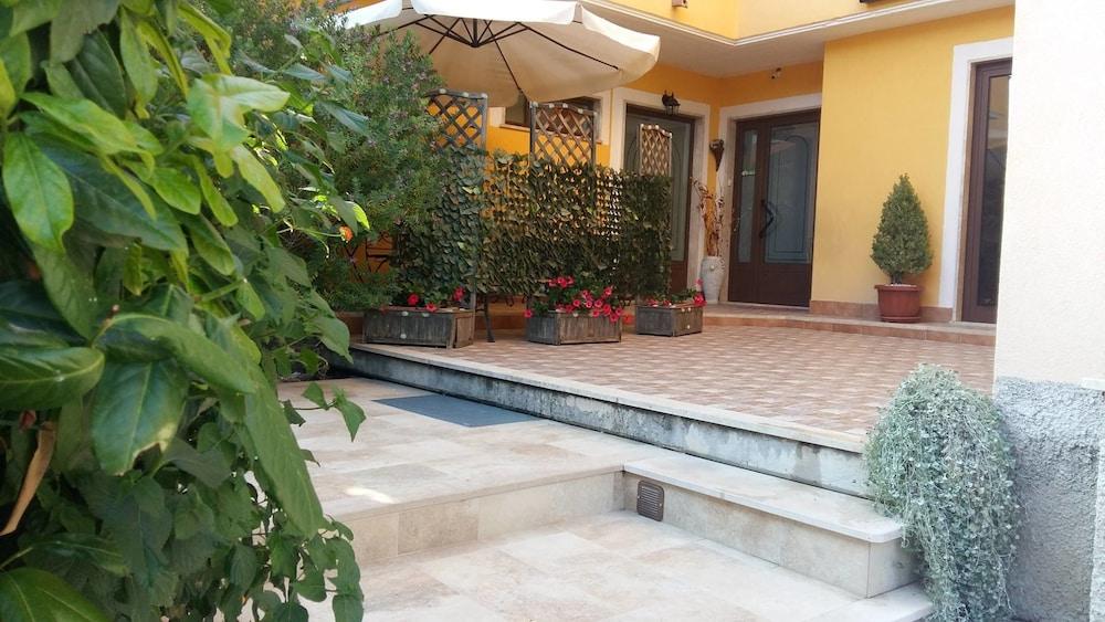 بد آند بريكفاست أوسبيتي إيه كورت المنطقة الخارجية