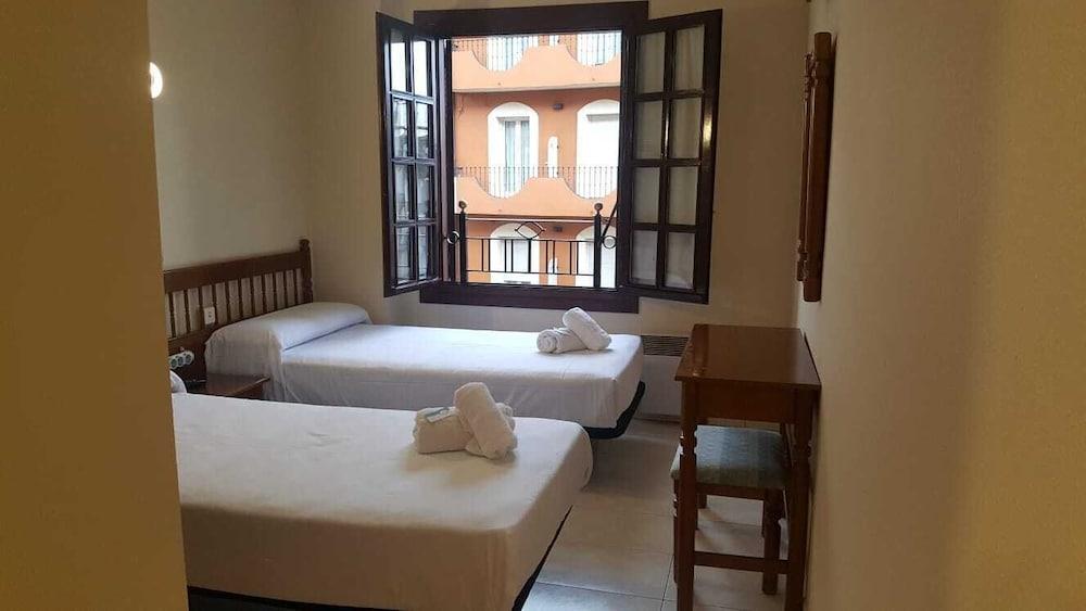 بنسيون لوس فرونتوريزوس