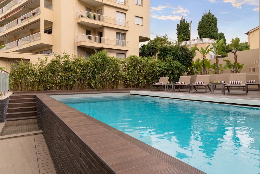 ذي أوريجينالز سيتي، أوتل فريزيا، بوليو سور مير الصورة الأساسية