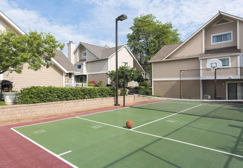 سونيستا سيمبلي سويتس كليفلاند ويست ليك ملعب رياضي