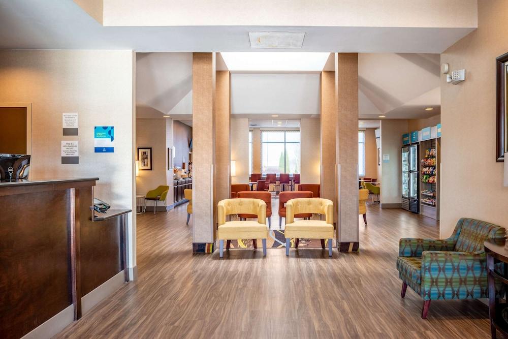 Clarion Pointe Harrisonburg Lobby