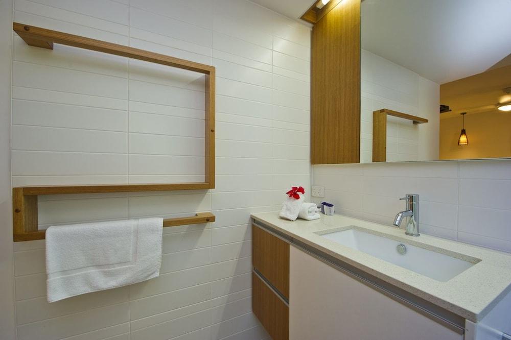 Maggies Beachfront Apt. 6 Bathroom