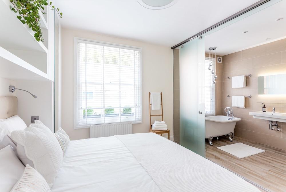Logan Mews by Lime Street Room