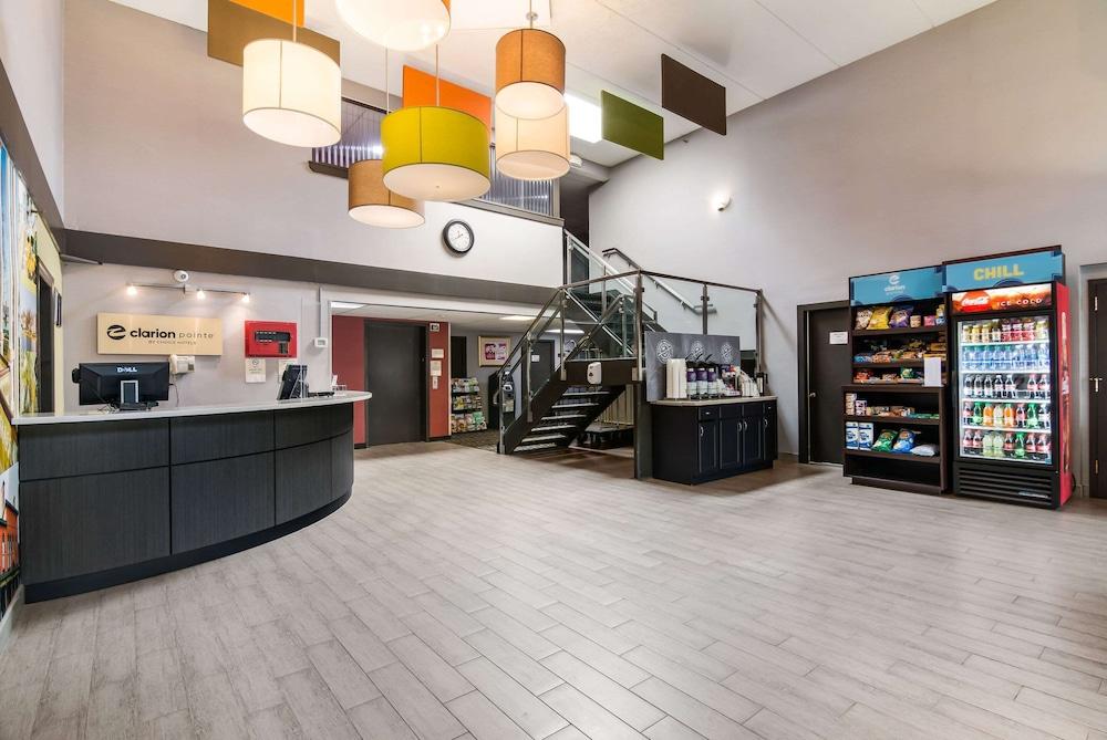 Clarion Pointe Jamestown - Falconer Lobby