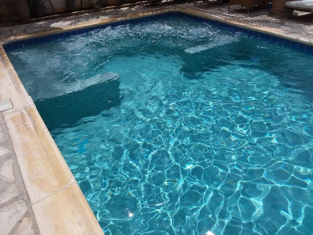 وير ذا جادز ليف حمام سباحة مكشوف