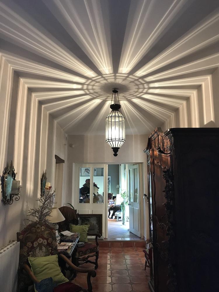 Ancienne Ecole Du Chapuy Lobby