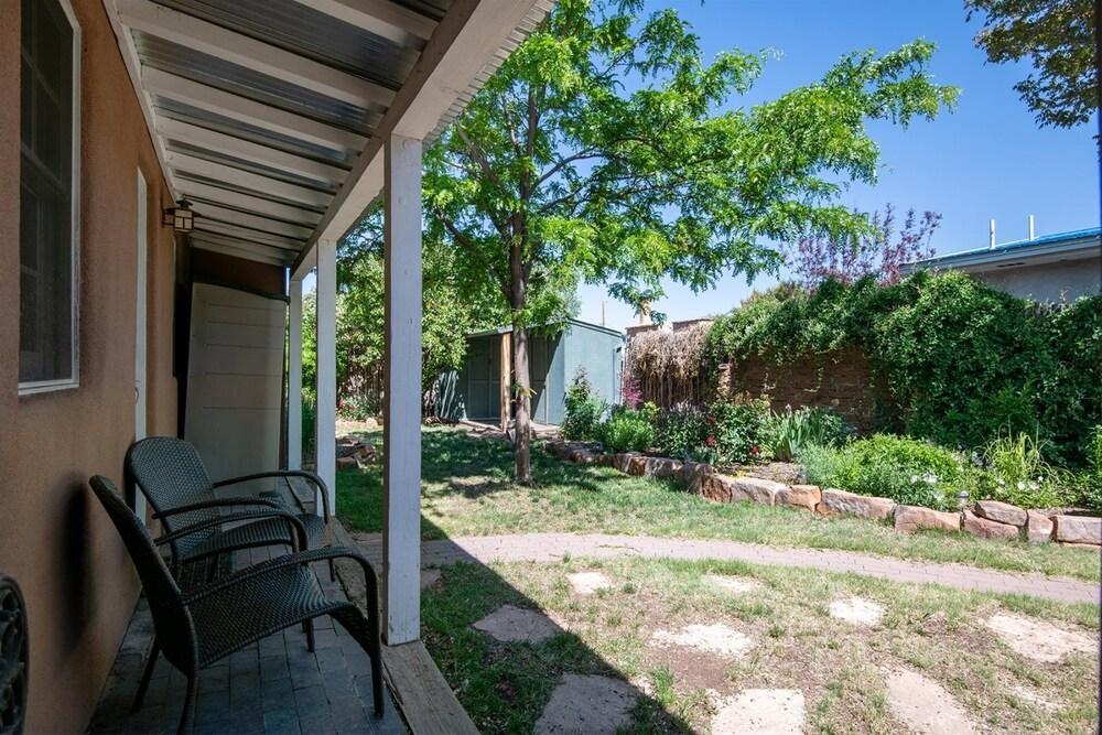 كازا لولا - غورجس لايت فيلد هوم، ووك تو ذا بلازا آند ذا رايليارد المنطقة المحيطة بالمنشأة