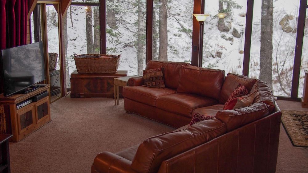 White Pines 4-BD Cabin in the Woods -- Easy Access in Summit Park Living Room