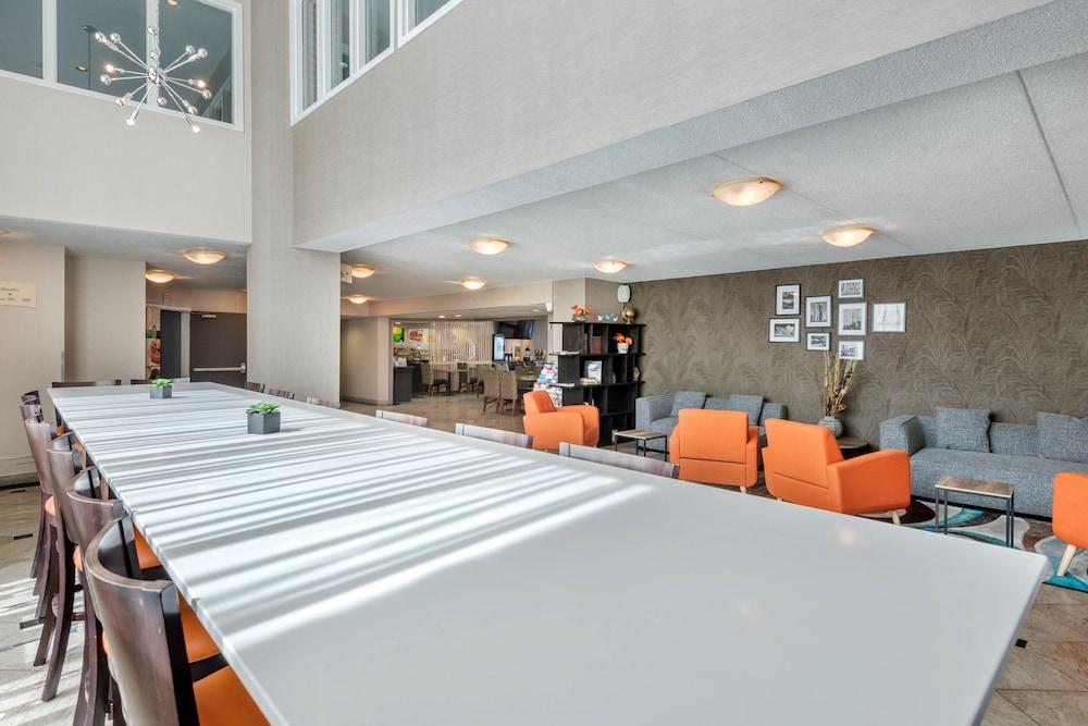 كواليتي إن آند سويتس - تورونتو ويست منطقة الجلوس في الردهة