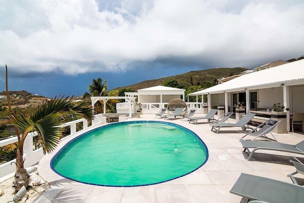 Alizee by Island Properties Online Outdoor Pool