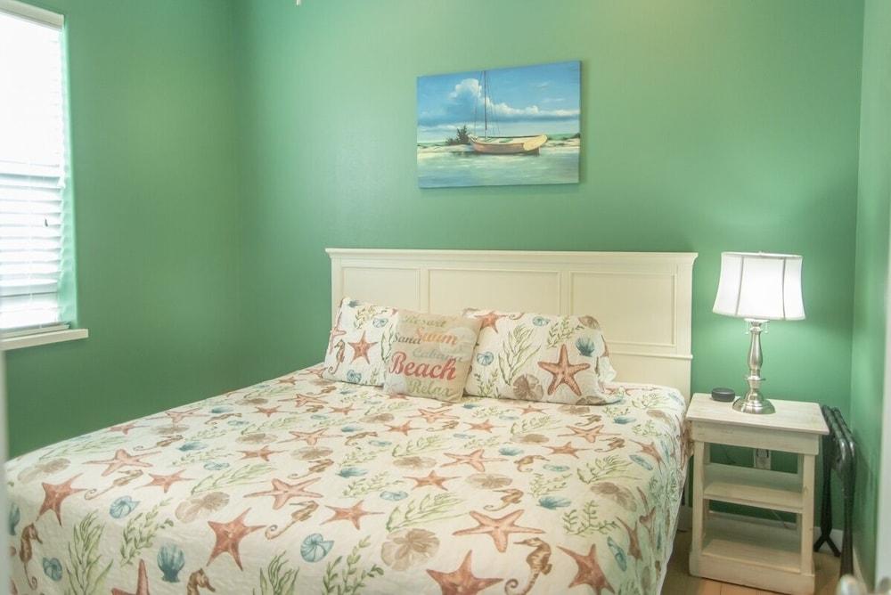 جود تايمز آند تان لاينز - 4 بد رومز هوم غرفة