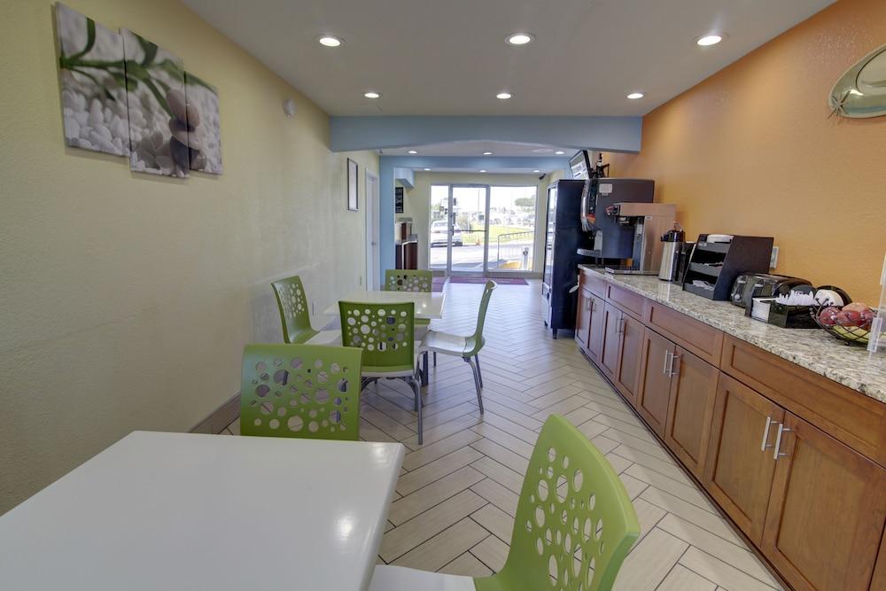 إكونو لودج آت ميليتاري سيركل منطقة الانتظار في الردهة