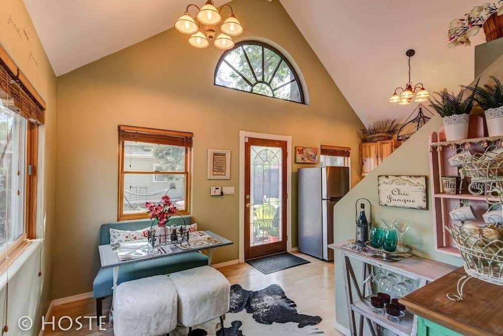 تشيك بوتيك واين + ماونتنز ووك إفري وير