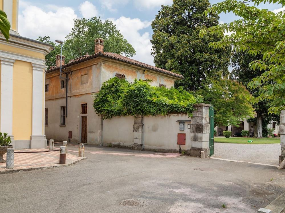 Typical Farmhouse With Heated Pool Exterior