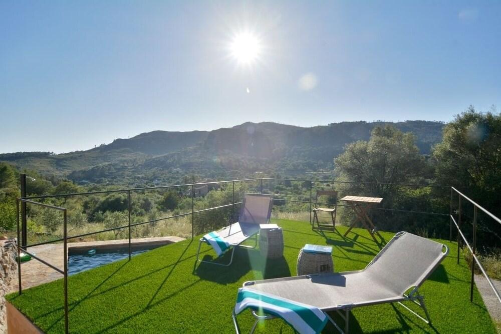 كانتري كوزي هاوس ويذ بول مالوركا سطح مشمس