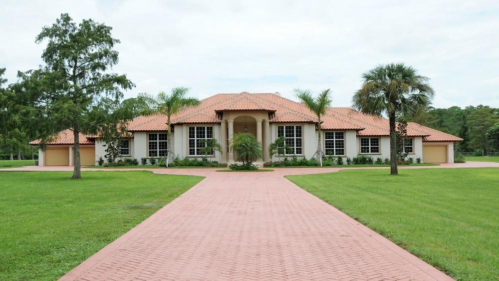 Knickerbocker Estate: Elegant 9-BR Getaway in Naples. Enjoy Private Pool, Outdoor Dining, and Expansive Grounds, Experience Tranquility with Easy Access to Naples' Best Featured Image