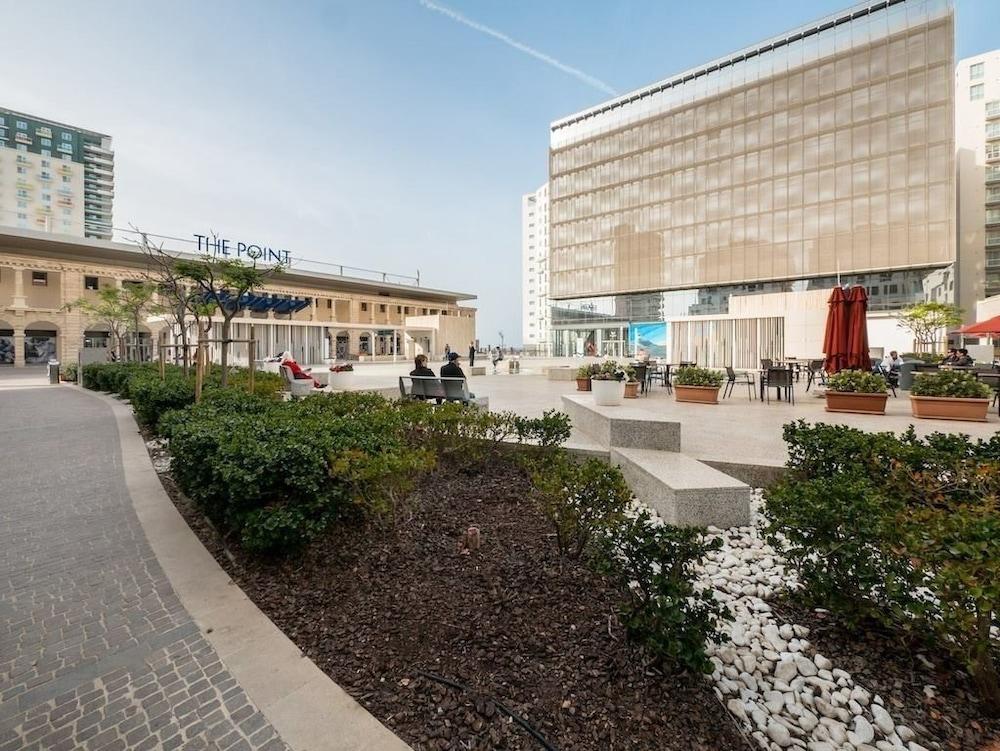 ستانينج أبارتمنت سي فيوز إن تيجني بوينت، ويذ بول المنطقة المحيطة بالمنشأة