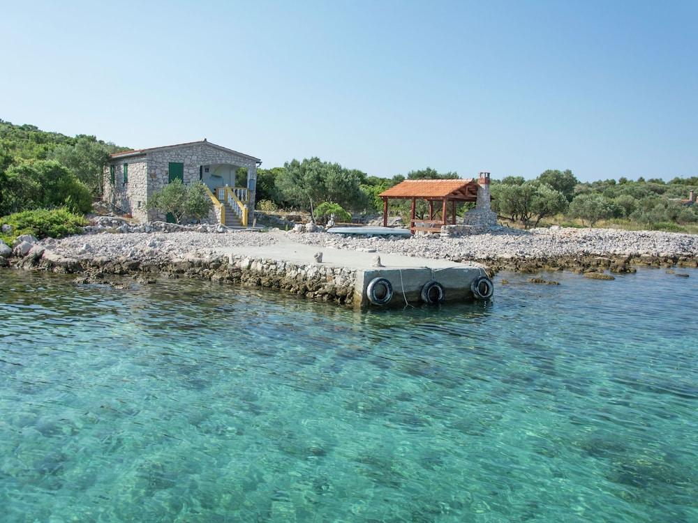 Back to Basics in This Cozy Fisherman's Cottage by the sea on the Island Zizanj Exterior