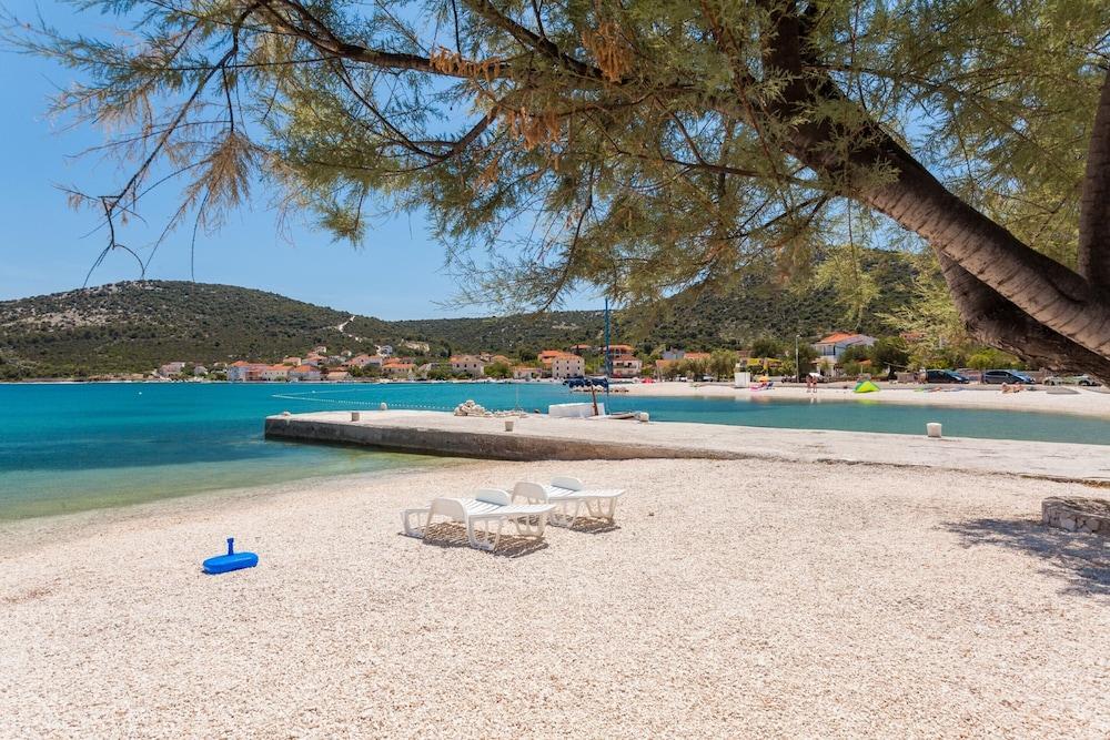 A4 - Modern apt w. Terrace, 3 min Walk to Beach Waterslide