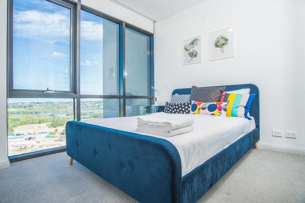 Minimalism Modern Apartment With Water View Room